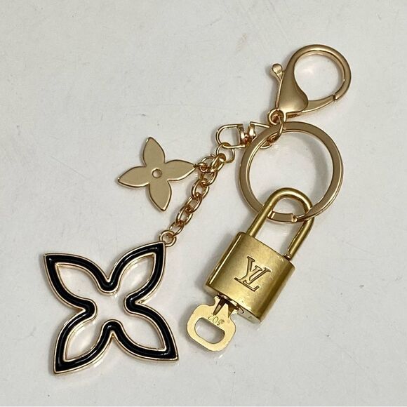 LOUIS VUITTON LOCK AND KEY ON KEYCHAIN #302-c - Picture 1 of 8